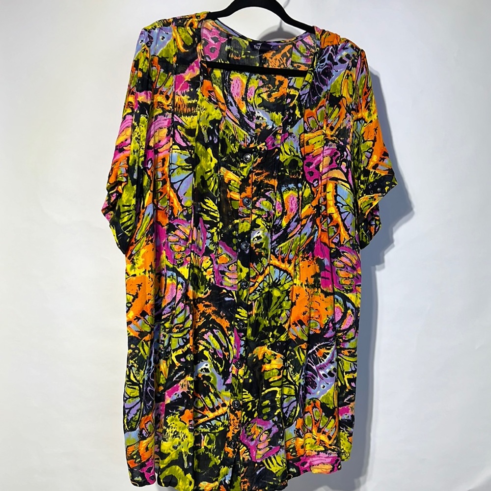 Women’s Roamans crewneck button-down short sleeve rayon blouse. Size 24WEUC.